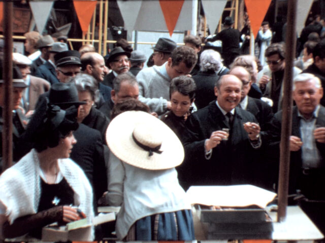 [Dégustation de vin d'Epesses à la place de la Palud] - Cinéac Lausanne - 1968
