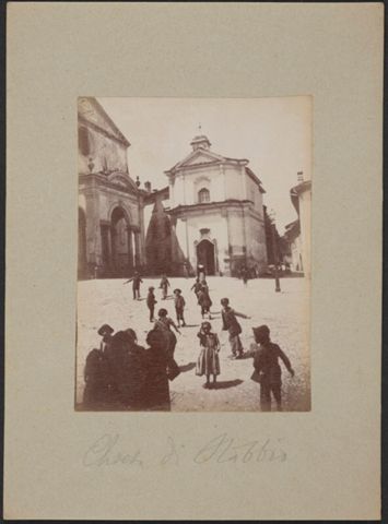 Bambini in Piazza Maggiore, davanti alle due chiese