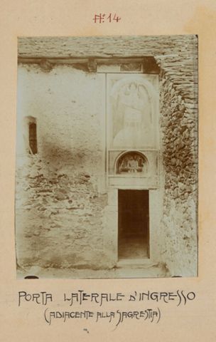 Dettaglio della porta laterale d'ingresso adiacente alla sagrestia