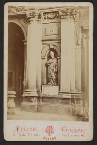 Dettaglio della scultura collocata all'ingresso della Ca' Granda