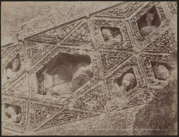 Dettaglio del soffitto decorato del peristilio  del Tempio di Bacco