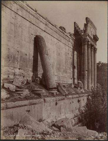 Dettaglio del Tempio di Bacco con resti delle colonne