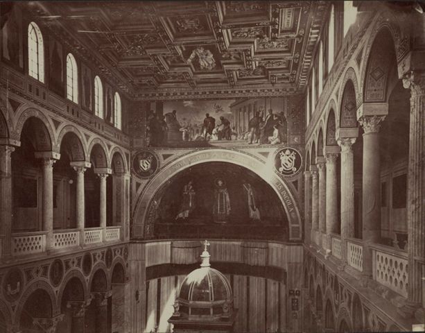 Interno della chiesa di Sant’Agnese fuori le mura a Roma