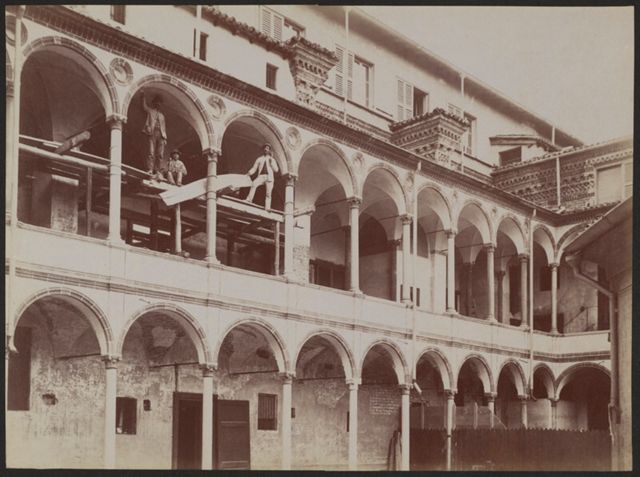 Operai durante il restauro della Ca' Granda