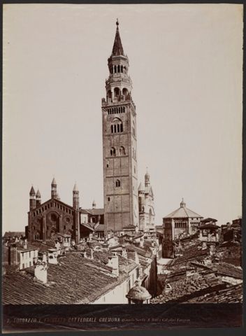 Veduta ripresa dai tetti di Cremona con Torrazzo e facciata del Duomo di Cremona