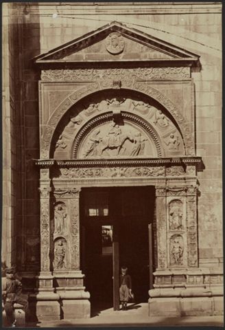 Veduta della porta laterale meridionale del Duomo