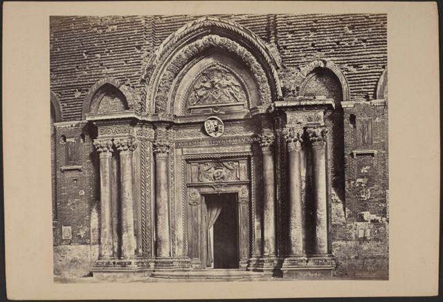 Dettaglio della facciata della Basilica dei Santi Giovanni e Paolo