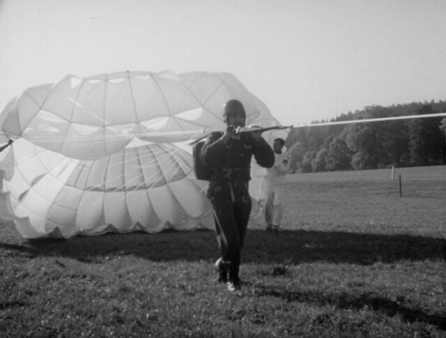 Un nuovo sport col paracadute! (1038-7)