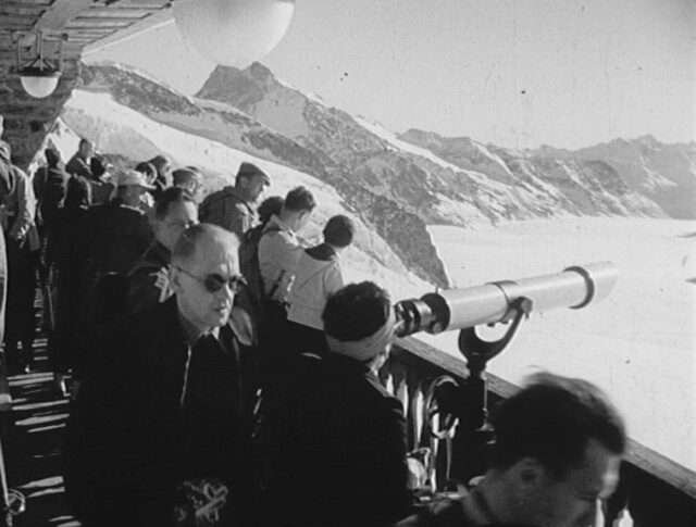 Une excursion de touristes au Jungfraujoch (0075-5)
