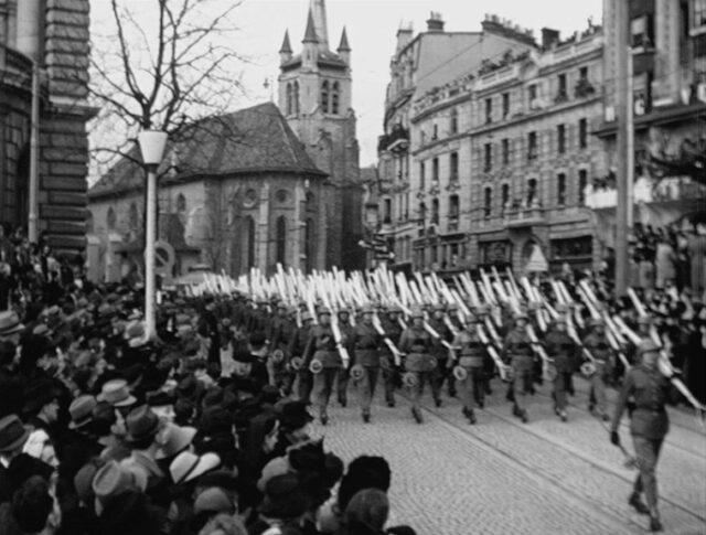 Lausanne : Défilé de troupes (0130-1)