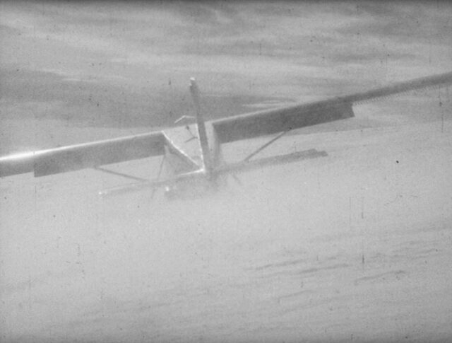 Un avion aux champs de ski (0943-5)