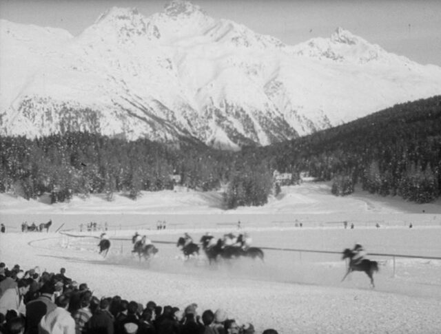 Courses de chevaux sur la neige (0953-2)