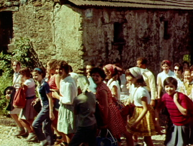 Film en couleurs : 800 enfants tessinois découvrent un coin de leur patrie (0972-1)