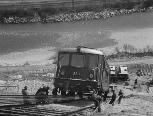 Lokomotive am Steilhang (0813-3)