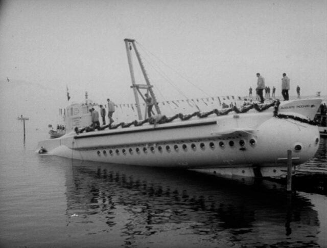 Das Expo-U-Boot schwimmt (1105-1)