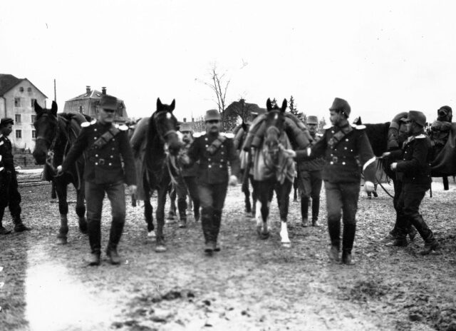 Kavallerie bereit zum Verladen auf die Eisenbahn