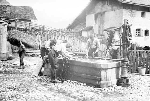 Saubermachen am Brunnen