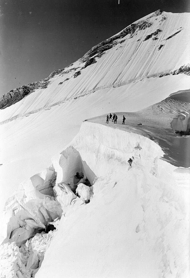 Offizierspatrouille auf das Surettahorn. Am Gletscherabbruch, im Hintergrund Piz Suretta
