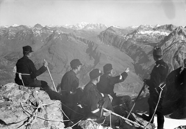 Offizierspatrouille auf das Surettahorn. Blick auf die Tödigruppe