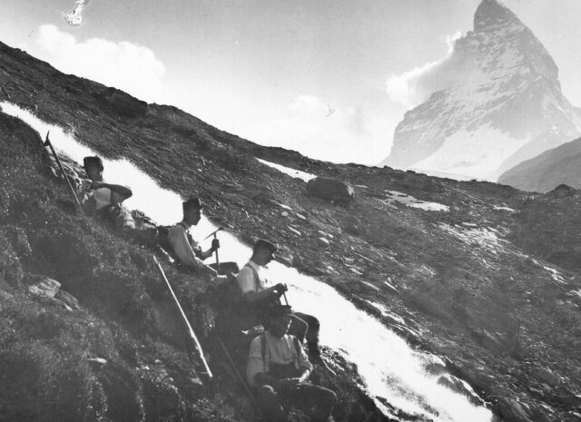 Patrouille zur Gandegghütte bei der Rast an einem Bergbach
