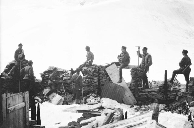 Patrouille auf den Trümmern der zerstörten Theodulhütte