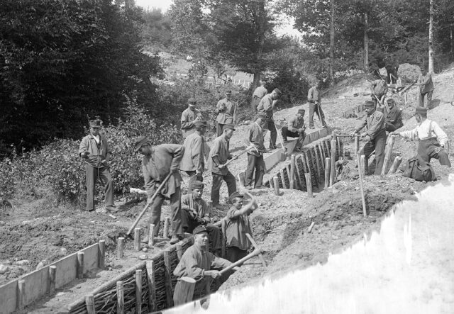 Infanterie beim Bau von Schützengräben