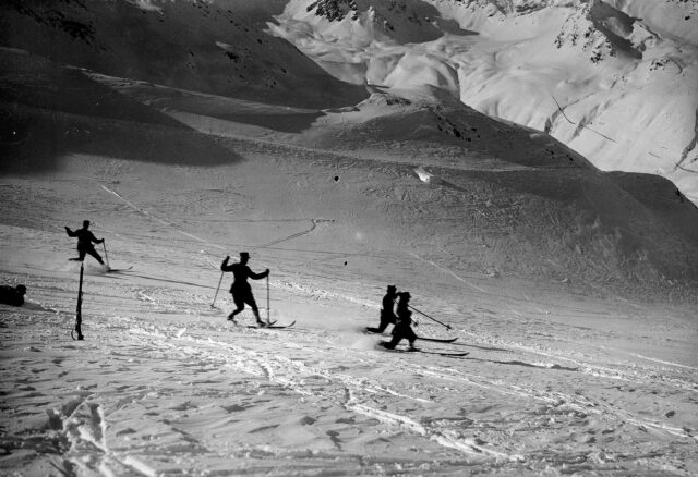 Skifahrer in rasanter Abfahrt