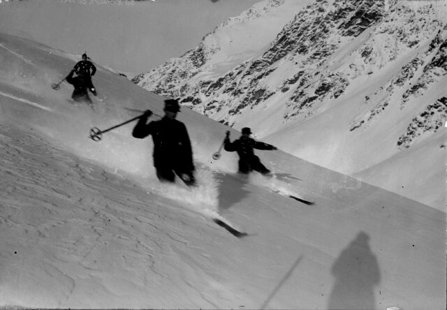 Skifahrer in rasanter Abfahrt