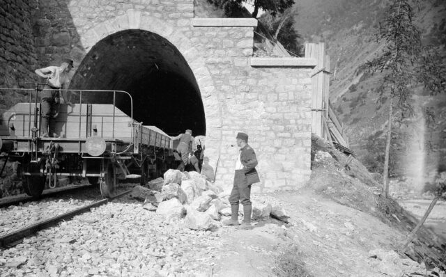 Sappeure beim Arbeiten am Eisenbahntunnelportal von Bovernay