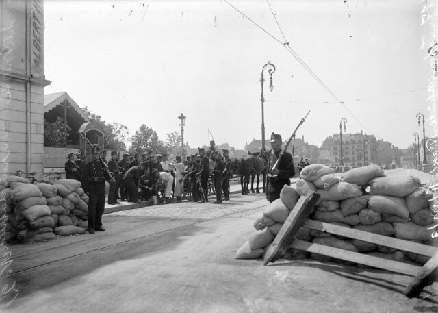 Verpflegung an der Barrikade an der deutsch-schweizerischen Grenze bei der Johanniterbrücke in Basel