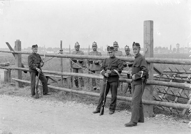 Deutsche Landwehrinfanteristen, Schildwache beim Lysbüchel mit schweizerischem Wachtposten
