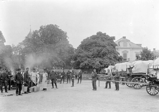 Wagenpark und Feldküche des Bataillons 53 vor dem Johanniterschulhaus