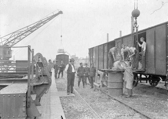 Schiffausladung auf die Eisenbahn durch Militär am Rheinhafen