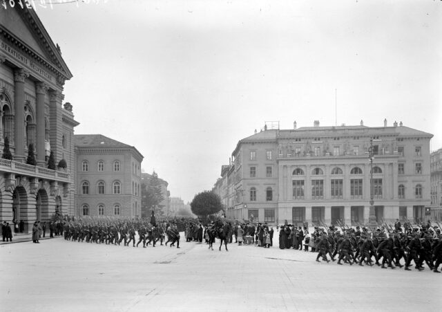 Waadländer Infanteriebrigade beim Defilee auf dem Bundesplatz