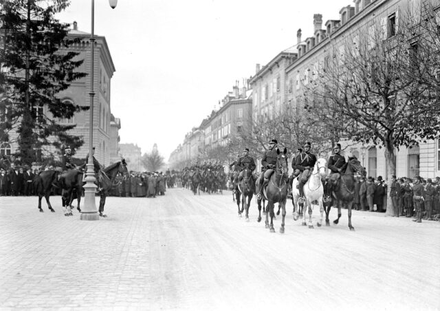 Defilee der Gebirgs-Brigade vor dem Bundeshaus, abgenommen von General Wille