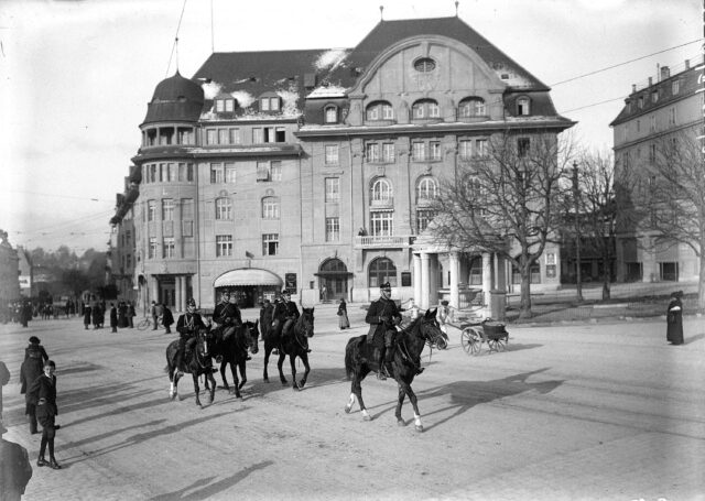 Höhere Offiziere der Gebirgsbrigade reiten in Bern (Hirschengraben) ein