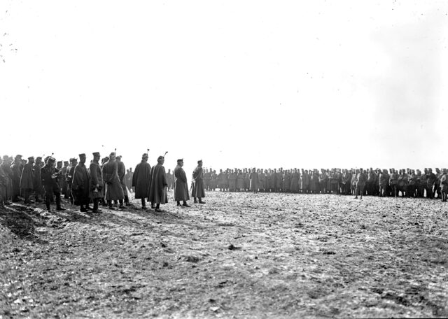Armeespitze (Wille) und Offiziere bei der Besprechung des Manövers
