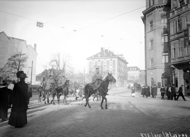 Infanterie Regimentsstab reitet durch Bern
