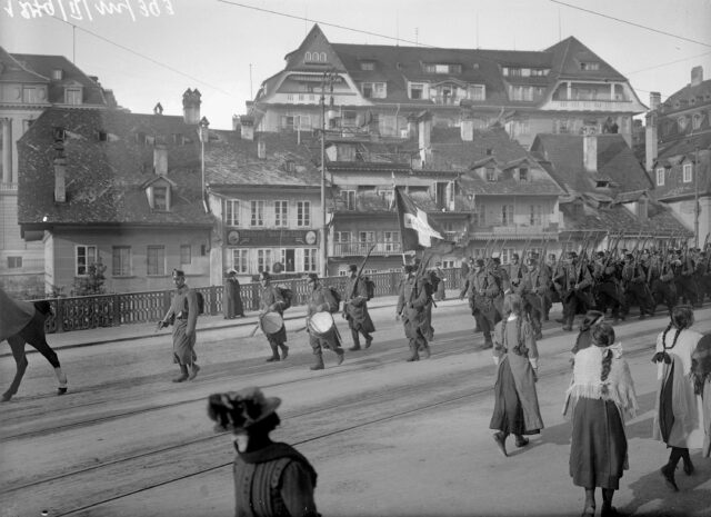 Infanterie marschiert durch Bern