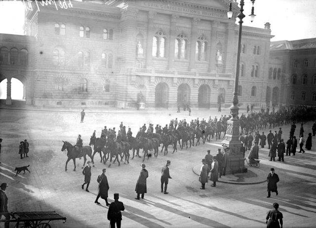 Kavallerie marschiert durch Bern