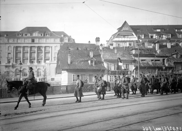 Infanterie marschiert durch Bern