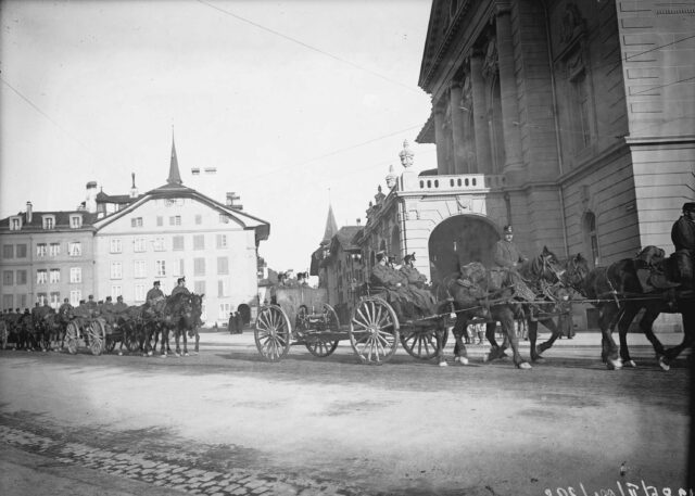 Artillerie marschiert durch Bern