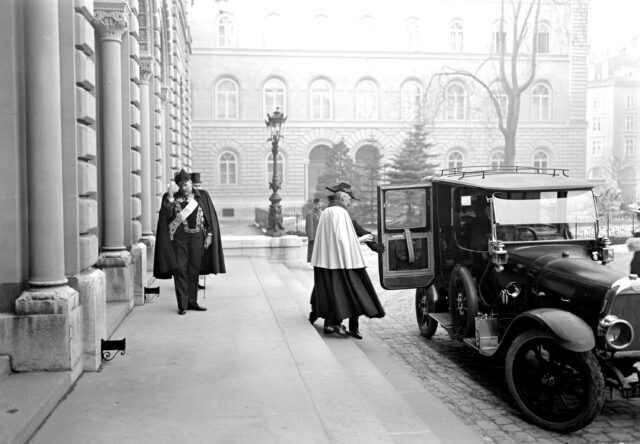 Beim Empfang der ausländischen diplomatischen Vertretungen durch den Bundesrat am 1.1.1915, vor dem Bundeshaus