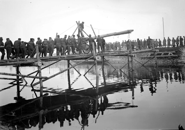 Sappeure beim Bau einer Kolonnenbrücke
