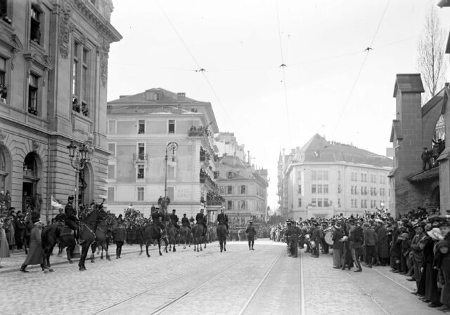 Defilee von Truppen durch die Strassen von Lausanne