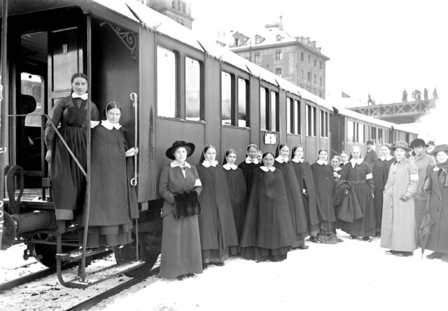 Eine Gruppe von Rotkreuzhelferinnen und Nonnen beim Sanitätszug