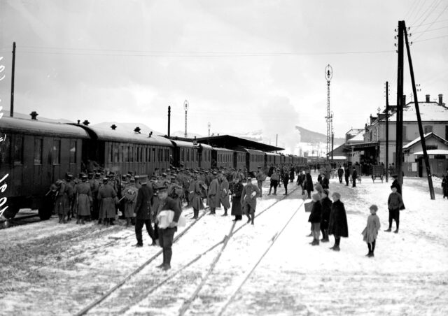 Infanterie steigt in Eisenbahnwagen ein