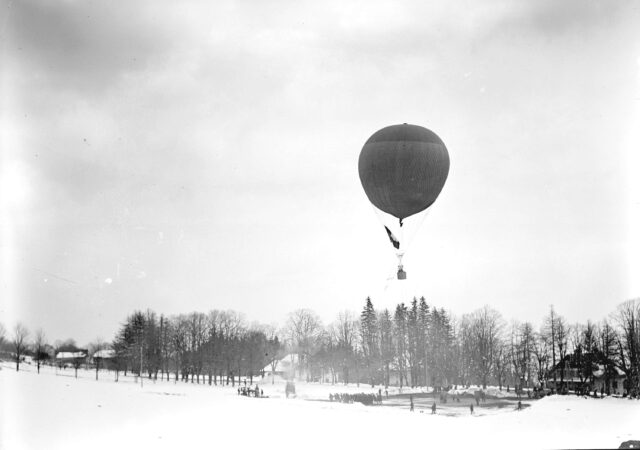 Dampfwinde und hochsteigender Fesselballon