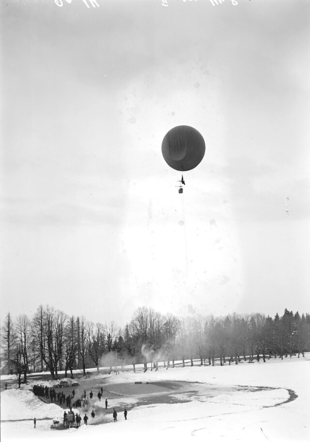 Der vom Startplatz aufsteigende Fesselballon