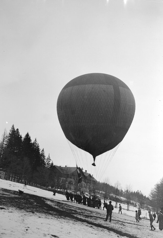 Der Fesselballon wird zur Freifahrt auf den Aufstiegsplatz gebracht